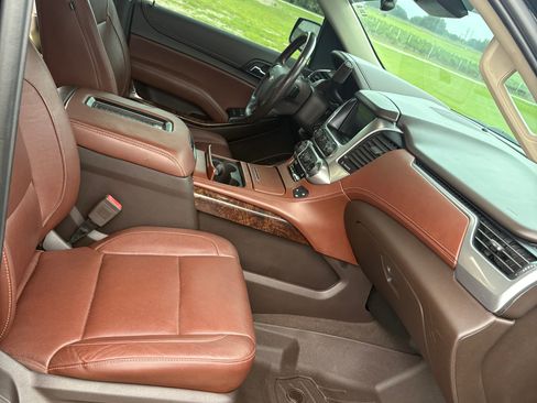 Used 2020 Chevrolet Tahoe Premier w/ RST 6.2L Performance Edition AWD/4WD image 11