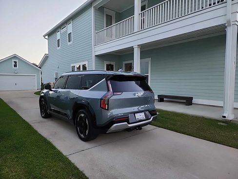 Used 2024 Kia EV9 Land image 12