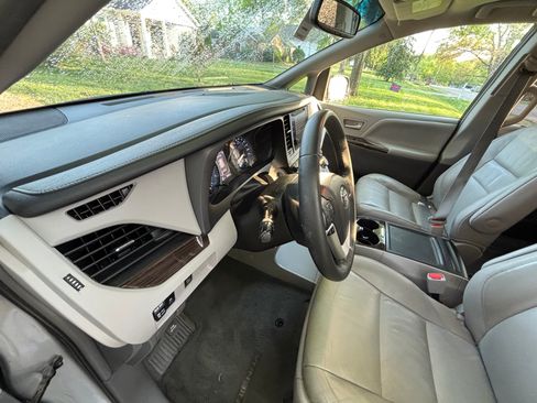 Used 2016 Toyota Sienna XLE image 8