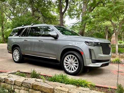 Used 2023 Cadillac Escalade ESV Luxury RWD image 2