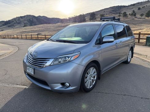 Used 2017 Toyota Sienna Limited Premium image 4