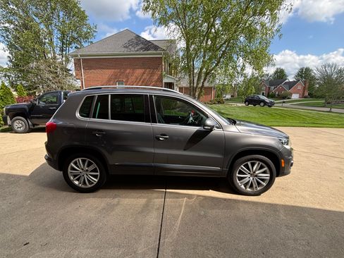 Used 2013 Volkswagen Tiguan SE image 2