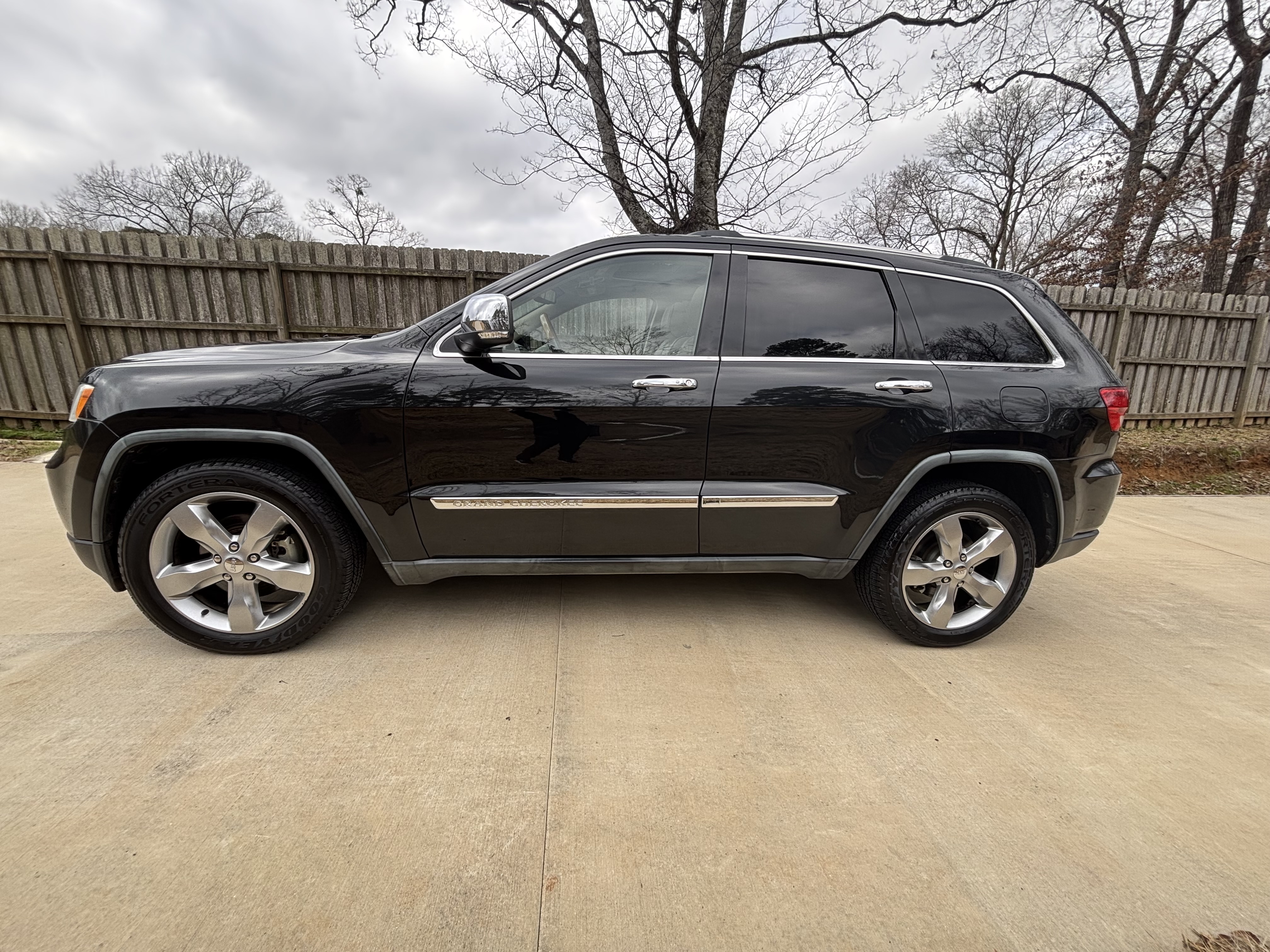 Used 2011 Jeep Grand Cherokee Overland RWD image 2
