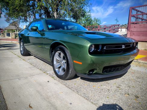 Used 2018 Dodge Challenger SXT image 1