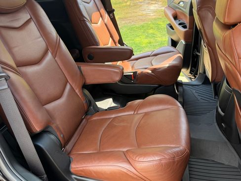 Used 2020 Cadillac Escalade Premium Luxury w/ Escalade Sport Edition AWD/4WD image 22