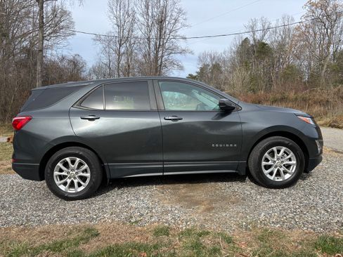 Used 2020 Chevrolet Equinox LS w/ LS Convenience Package image 2