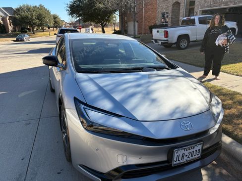 Used 2026 Toyota Prius XLE image 2