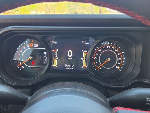 Used 2024 Jeep Gladiator Rubicon w/ Technology Group AWD/4WD image 22