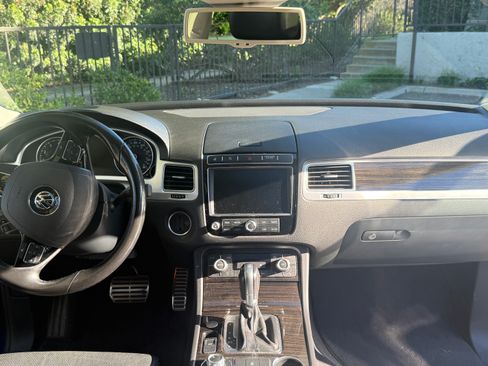 Used 2016 Volkswagen Touareg Executive image 13