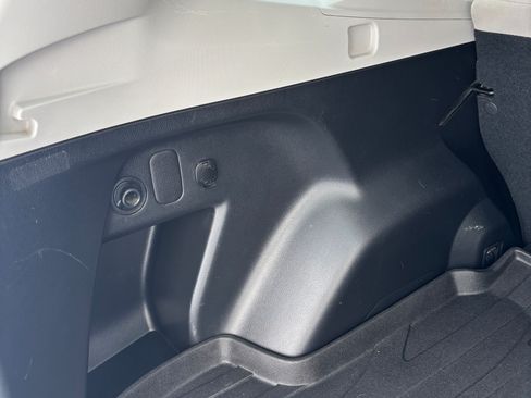 Used 2017 Subaru Forester 2.5i Premium w/ All-Weather Package image 19