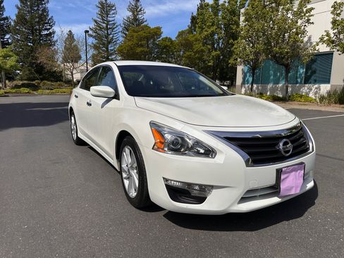 Used 2013 Nissan Altima 2.5 SV image 1