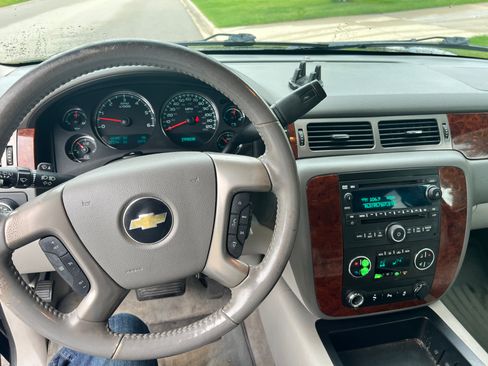 Used 2013 Chevrolet Suburban LT w/ Luxury Package AWD/4WD image 8