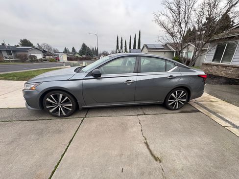 Used 2022 Nissan Altima 2.5 SR image 2