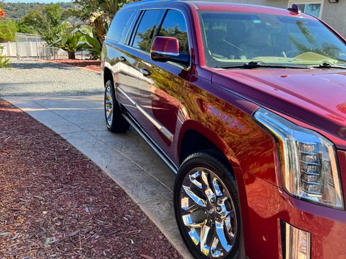 Used 2020 Cadillac Escalade ESV Platinum AWD/4WD image 4
