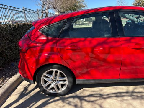 Used 2016 Ford Focus SE w/ Equipment Group 201A image 2