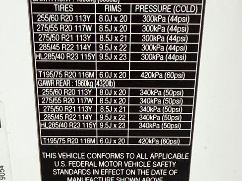 Used 2025 Land Rover Range Rover Long Wheelbase SE AWD/4WD image 12