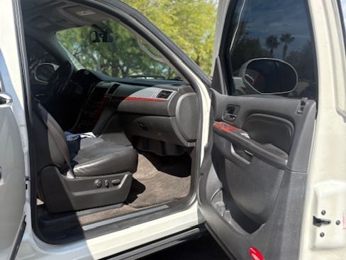 Used 2010 Cadillac Escalade EXT Premium image 8
