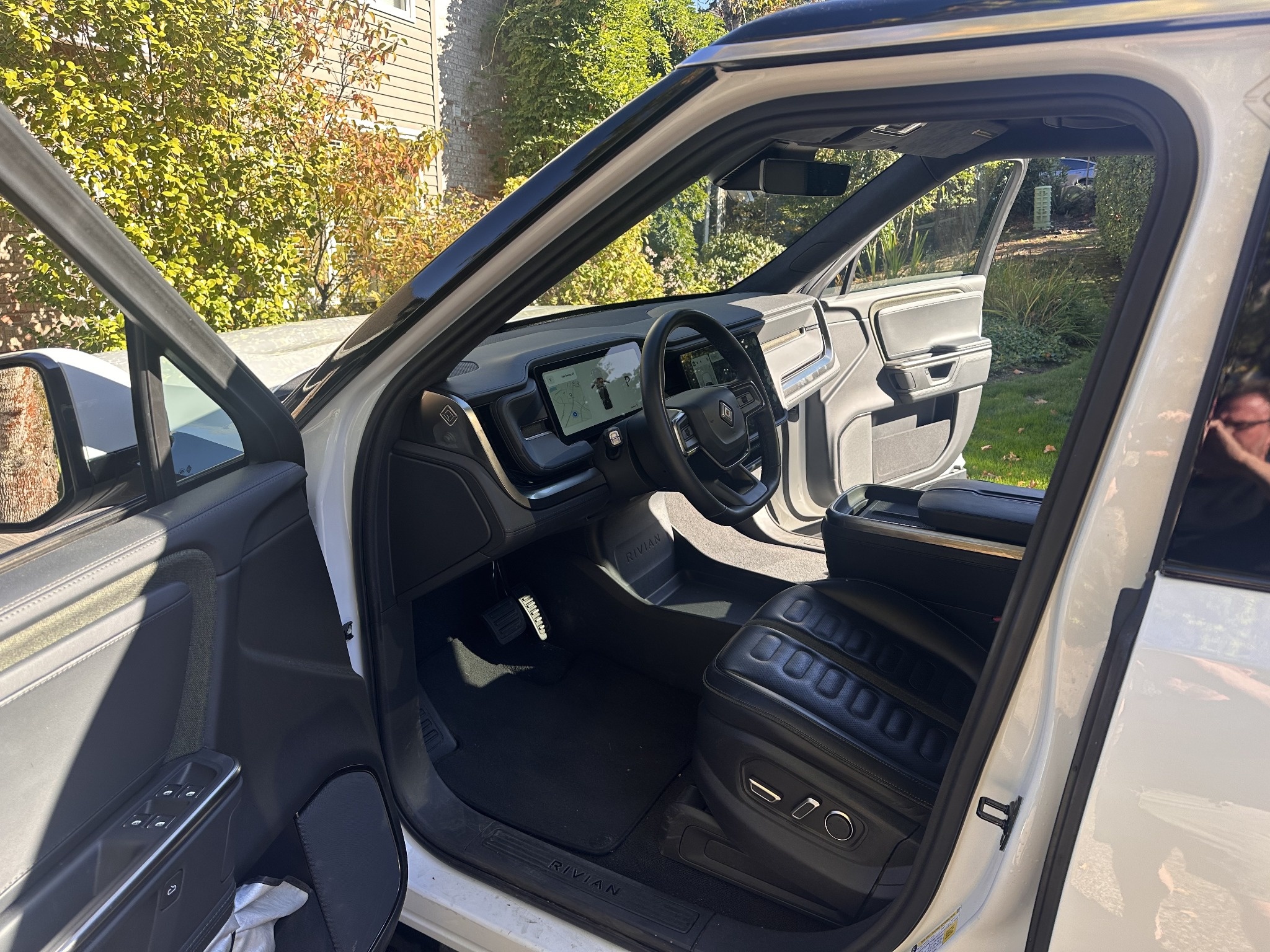 Used 2025 Rivian R1S Adventure Dual AWD/4WD image 9