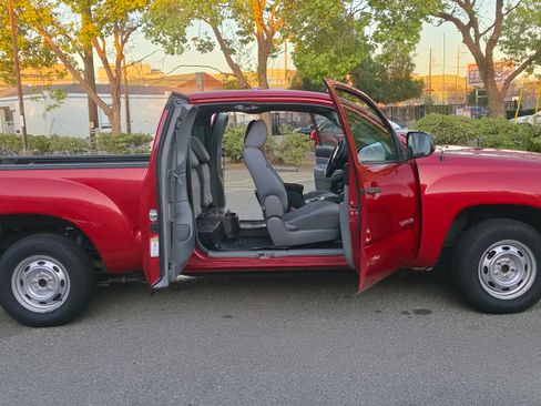 Used 2013 Toyota Tacoma 2WD Access Cab image 4