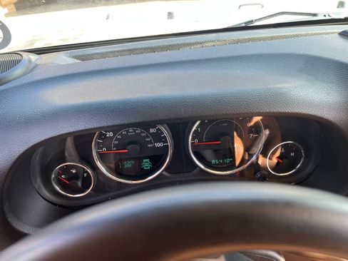 Used 2015 Jeep Wrangler Unlimited Rubicon w/ Connectivity Group image 11