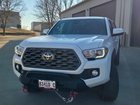 Used 2020 Toyota Tacoma TRD Off-Road image 1
