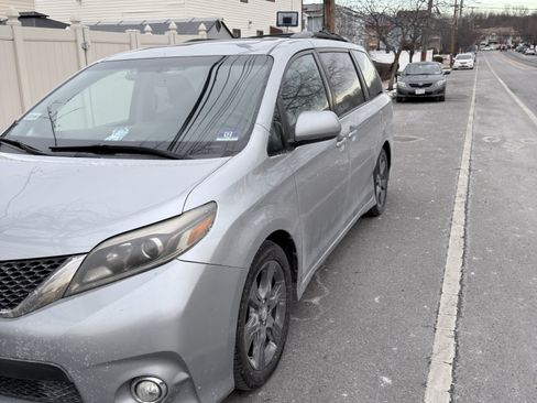 Used 2016 Toyota Sienna SE Premium image 2