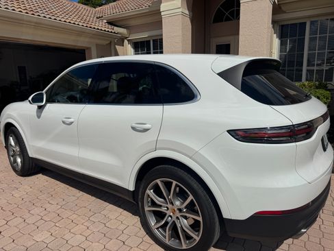 Used 2022 Porsche Cayenne AWD/4WD image 5
