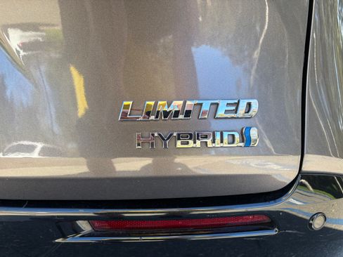 Used 2021 Toyota Sienna Limited image 6