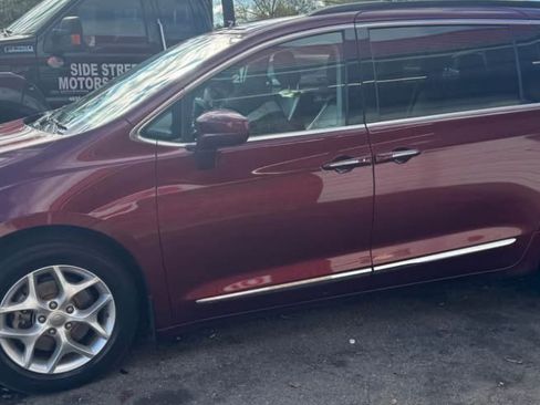 Used 2017 Chrysler Pacifica Touring-L image 4